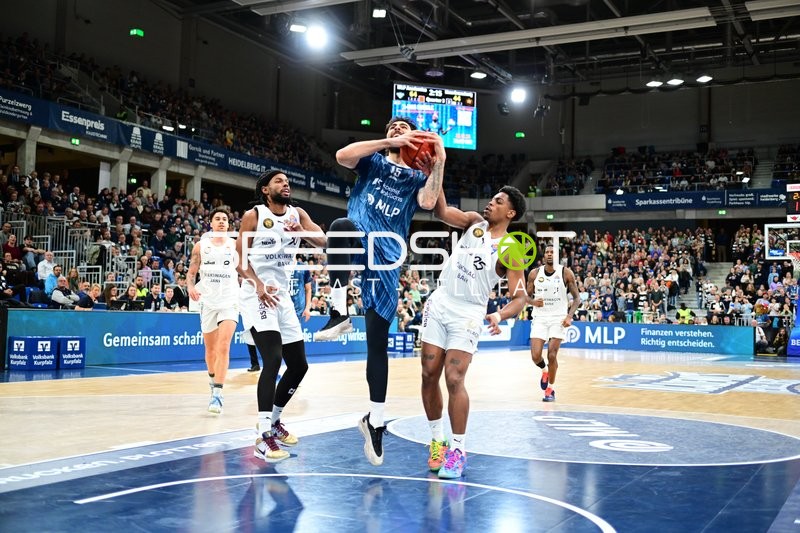 Philipp Hartwich (15; Basketball Löwen Braunschweig) mit Korbversuch