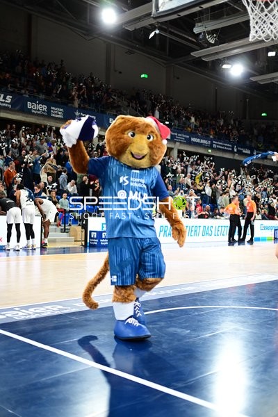 Fan-Szene mit Maskottchen