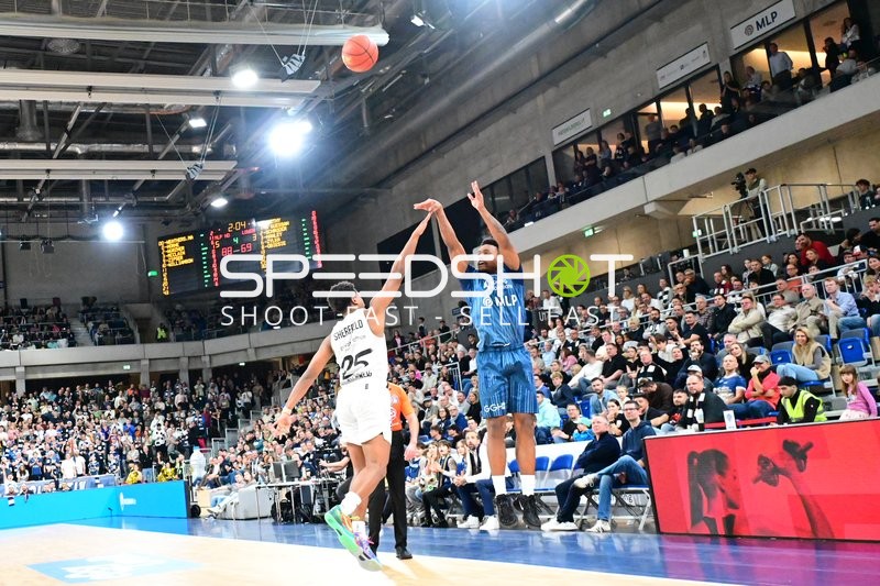 Eric Reed Jr. (43; MLP Academics Heidelberg) mit Wurf gegen Grant Sherfield (25; Basketball Löwen Braunschweig)