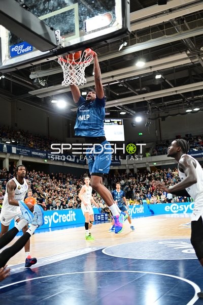 Samuell Williamson (10; MLP Academics Heidelberg) beim Dunk