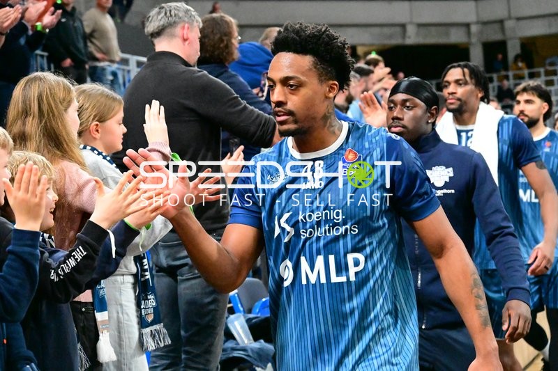 Eric Reed Jr. (43; MLP Academics Heidelberg) begrüßt Fans