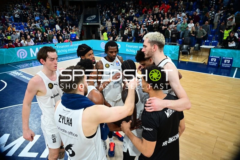 Josh Hawley (3; Basketball Löwen Braunschweig) mit Teamkollegen