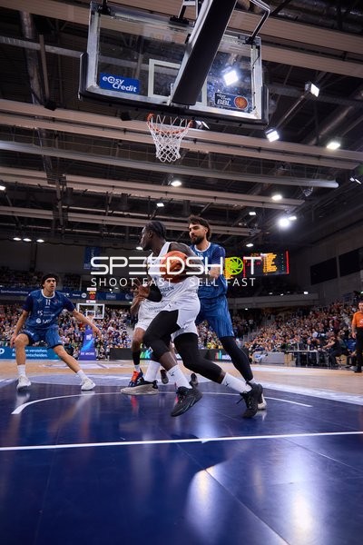 Philipp Hartwich (15; Basketball Löwen Braunschweig) und Erol Ersek (11; MLP Academics Heidelberg) in Aktion