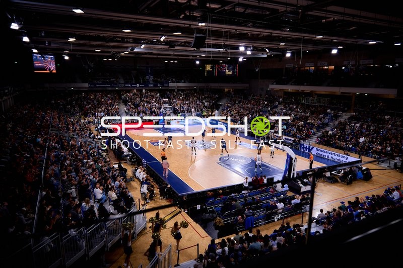 Spielaktion mit Spielern von Basketball Löwen Braunschweig und MLP Academics Heidelberg