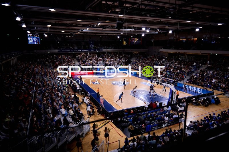 Weitwinkel-Aufnahme der Arena mit Publikum