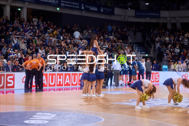 Cheerleader-Performance während der Spielpause