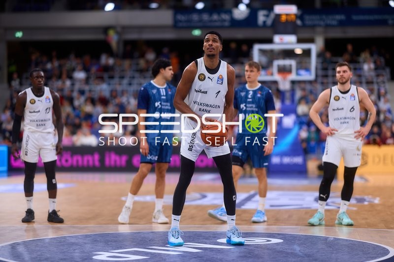 David NGuessan (1; Basketball Löwen Braunschweig) mit Ball in Aktion