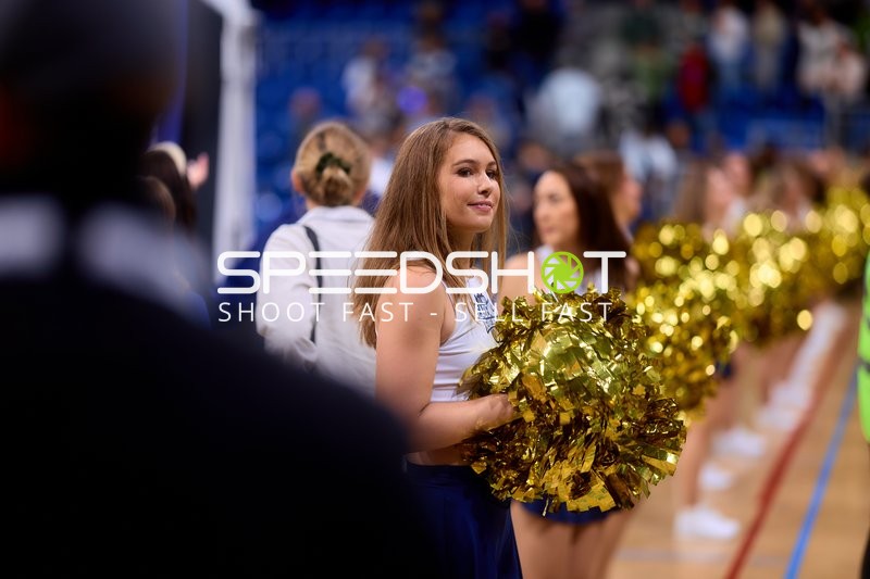 Cheerleader mit Pompons
