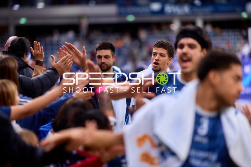 Samuell Williamson (10; MLP Academics Heidelberg) und Mateo Seric (21; MLP Academics Heidelberg) feiern mit Fans