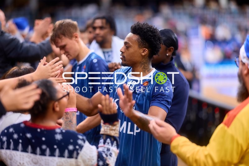 Szene mit Eric Reed Jr. (43; MLP Academics Heidelberg) und Niklas Würzner (2; MLP Academics Heidelberg)