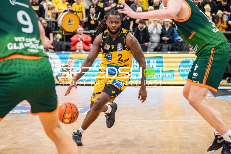 Traveon Buchanan (2; MHP Riesen Ludwigsburg) in Aktion