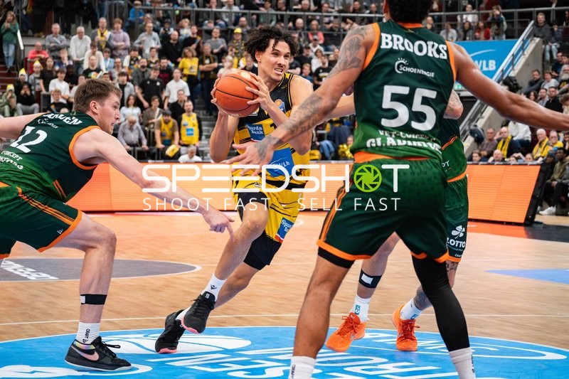 Lenny Anigbata (12; MHP Riesen Ludwigsburg) gegen Marten Linßen (12; Gladiators Trier) und Eli Brooks (55; Gladiators Trier) in Aktion
