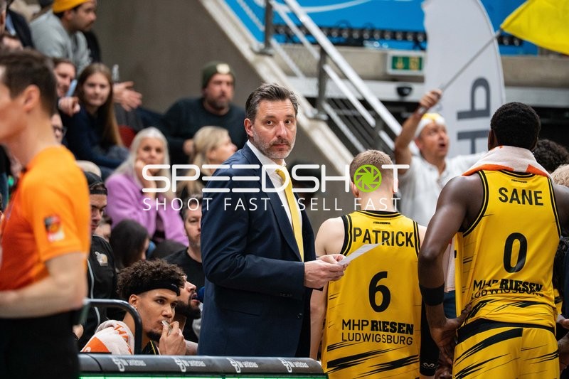 Kenneth Desloovere (Assistant Coach, MHP Riesen Ludwigsburg) am Spielfeldrand