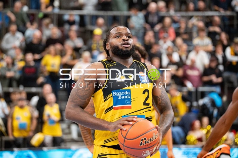 Traveon Buchanan (2; MHP Riesen Ludwigsburg) mit Ball am Spielfeldrand