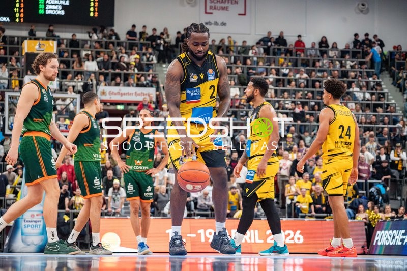 Traveon Buchanan (2; MHP Riesen Ludwigsburg) mit Ball in Aktion
