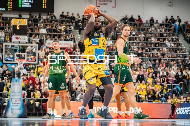 Traveon Buchanan (2; MHP Riesen Ludwigsburg) mit Wurf