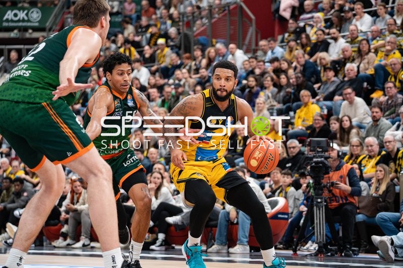 Elijah Hughes (7; MHP Riesen Ludwigsburg) mit Ball gegen Eli Brooks (55; Gladiators Trier)