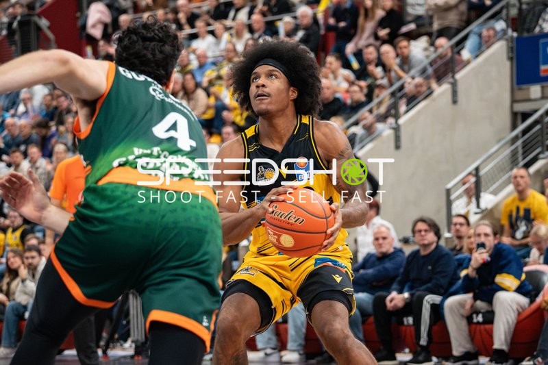 Stefan Smith (3; MHP Riesen Ludwigsburg) und Clayton Thomas Guillozet (4; Gladiators Trier) in Aktion