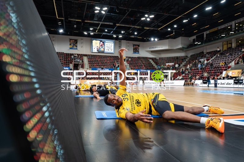 Maxwell Dongmo Temoka (39; MHP Riesen Ludwigsburg) beim Aufwärmen