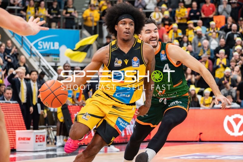 Stefan Smith (3; MHP Riesen Ludwigsburg) und Clayton Thomas Guillozet (4; Gladiators Trier) in Aktion