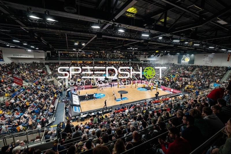 Weitwinkel der MHP-Arena mit Publikum