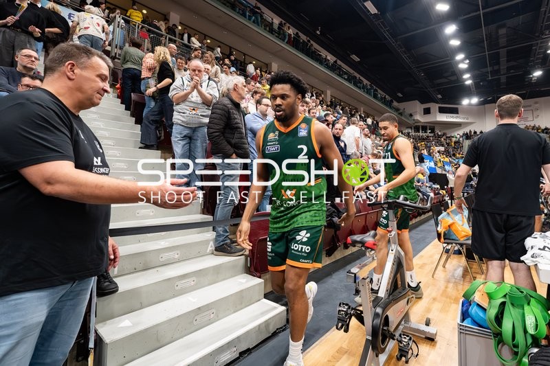 Dexter Akanno (2; Gladiators Trier) und Evans Rapieque (21; Gladiators Trier) am Spielfeldrand