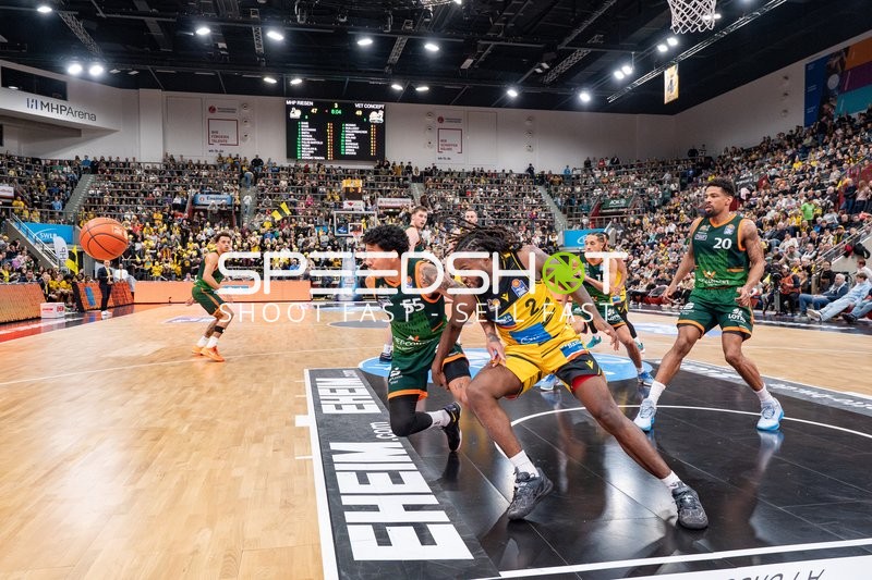 Urald King (20; Gladiators Trier) und Teamkollegen in Aktion