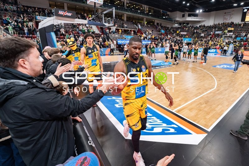 Yorman Polas Bartolo (13; MHP Riesen Ludwigsburg) und Lenny Anigbata (12; MHP Riesen Ludwigsburg) am Spielfeldrand