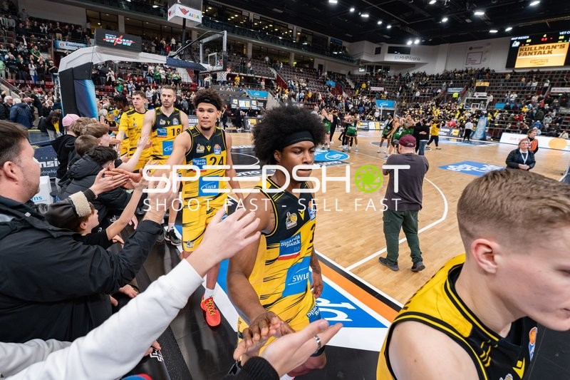 Szene mit Brandon Tischler (24; MHP Riesen Ludwigsburg) und Teamkollegen