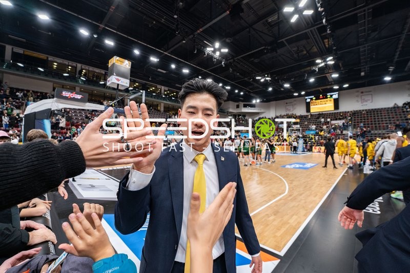 Szene mit Khee Rhee am Spielfeldrand