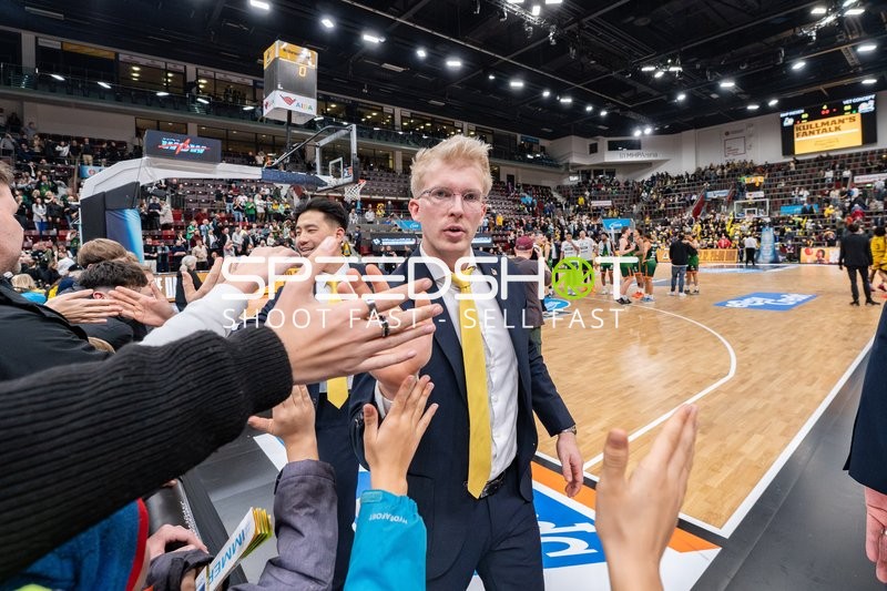 Johs Andersen (998; MHP Riesen Ludwigsburg) am Spielfeldrand