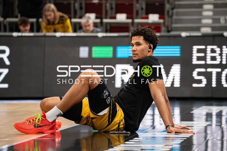 Brandon Tischler (24; MHP Riesen Ludwigsburg) am Spielfeldrand