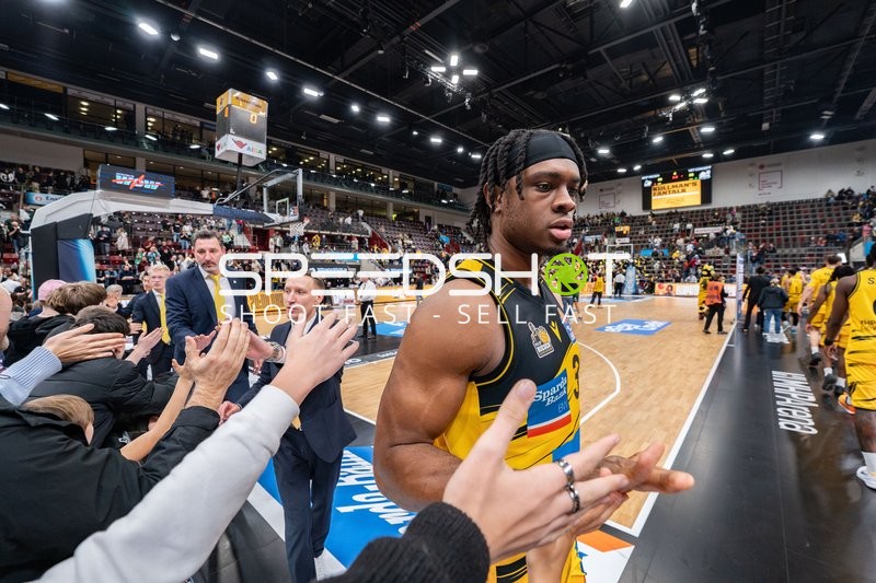 Keeshawn Kellman (32; MHP Riesen Ludwigsburg) und Mikko Riipinen (999; MHP Riesen Ludwigsburg) nach dem Spiel