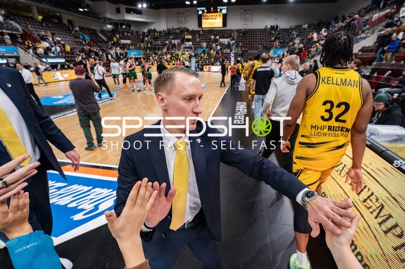 Mikko Riipinen (999; MHP Riesen Ludwigsburg) am Spielfeldrand