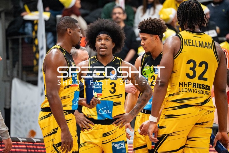 Szene mit Brandon Tischler (24; MHP Riesen Ludwigsburg) und Stefan Smith (3; MHP Riesen Ludwigsburg)