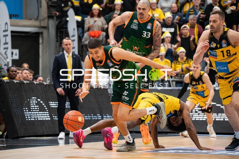 Evans Rapieque (21; Gladiators Trier) und Jonas Wohlfarth-Bottermann (18; MHP Riesen Ludwigsburg) in Aktion