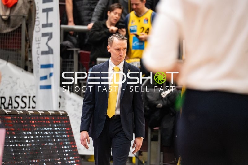 Mikko Riipinen (999; MHP Riesen Ludwigsburg) in Aktion