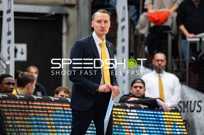 Szene mit Mikko Riipinen (999; MHP Riesen Ludwigsburg) und Spieler von Team MHP Riesen Ludwigsburg