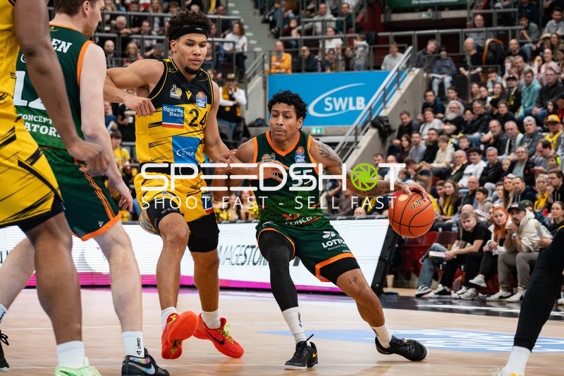 Brandon Tischler (24; MHP Riesen Ludwigsburg) und Eli Brooks (55; Gladiators Trier) in Aktion