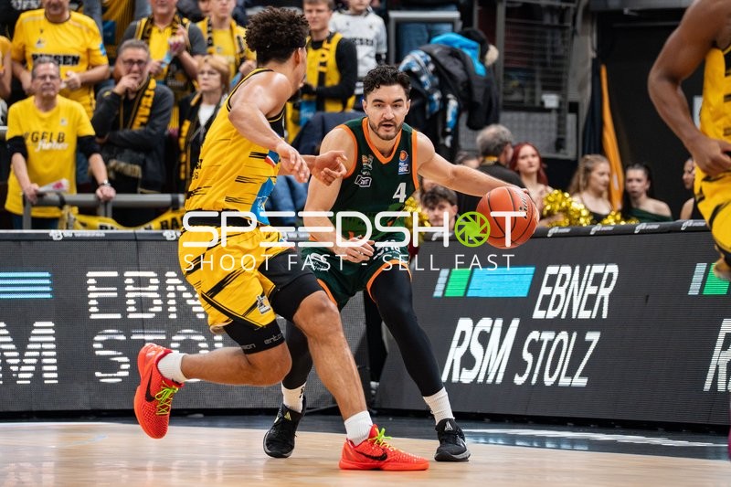 Clayton Thomas Guillozet (4; Gladiators Trier) mit Ball