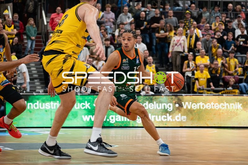 Jordan Roland (15; Gladiators Trier) mit Ball