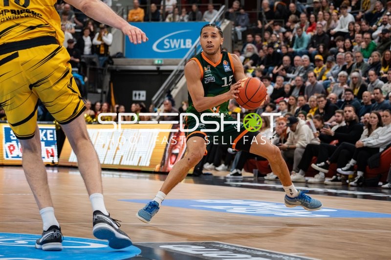 Jordan Roland (15; Gladiators Trier) mit Ball