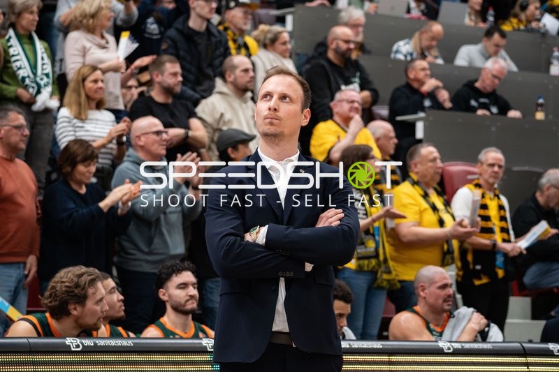 Szene mit Jacques Schneider (999; Gladiators Trier) und Spielern auf der Bank