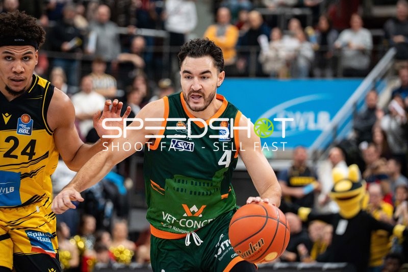 Brandon Tischler (24; MHP Riesen Ludwigsburg) und Clayton Thomas Guillozet (4; Gladiators Trier) in Aktion