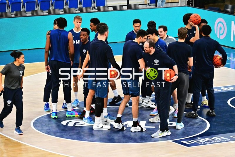 Szene mit Niklas Würzner (2; MLP Academics Heidelberg) und Teamkollegen