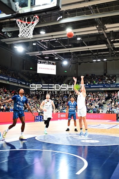 Eric Reed Jr. (43; MLP Academics Heidelberg) mit Wurf