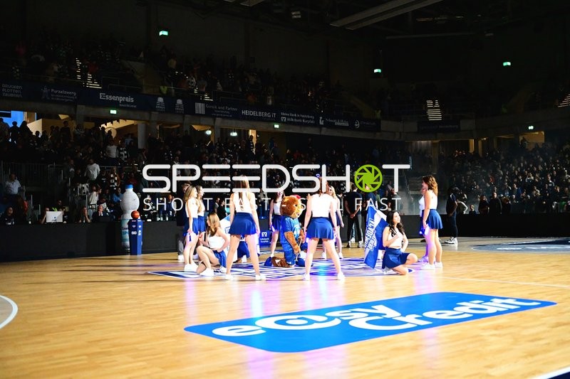 Basketball-Szene mit Cheerleadern und Maskottchen