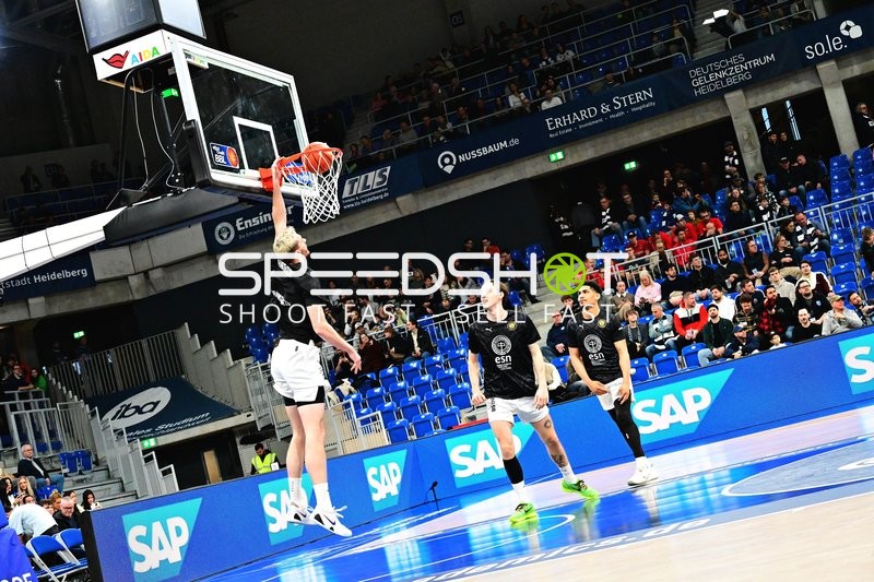 Adrian Worthy (0; Basketball Löwen Braunschweig) und Benjamin Schröder (2; Basketball Löwen Braunschweig) in Aktion