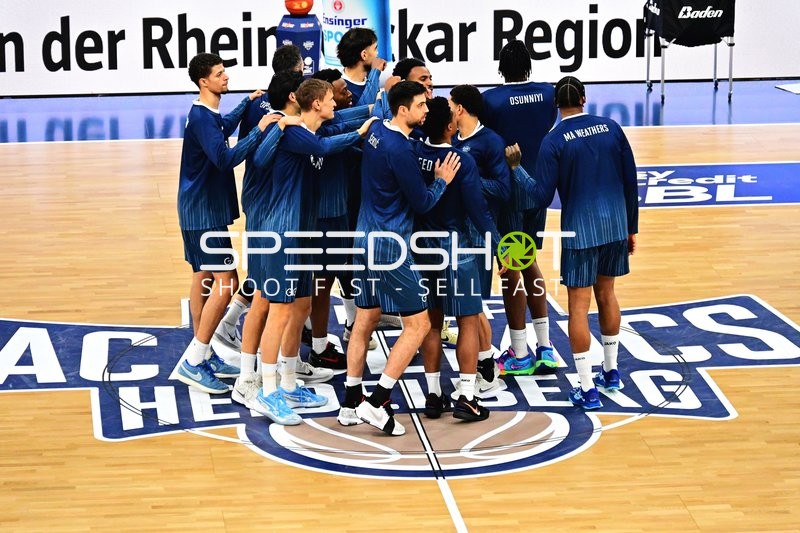 Szene mit Samuell Williamson (10; MLP Academics Heidelberg) und Teamkollegen