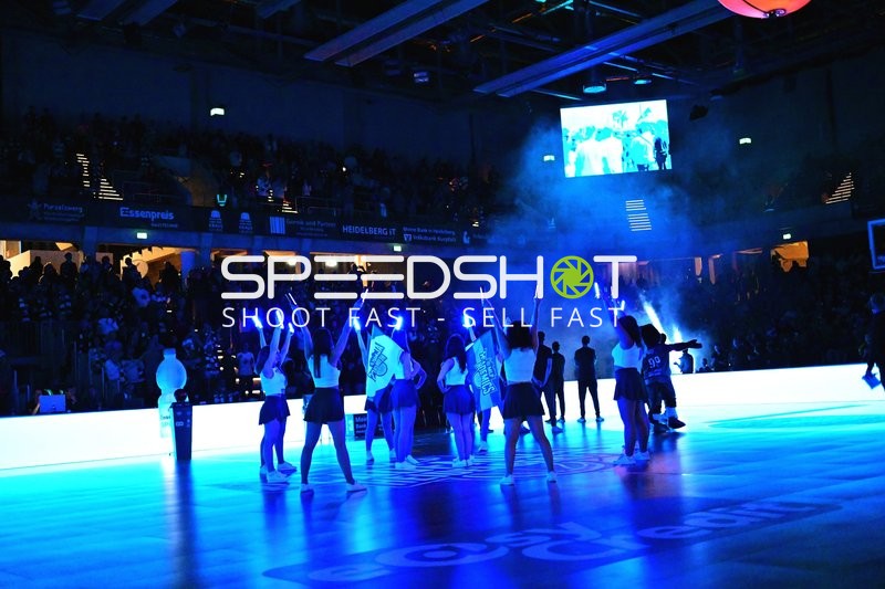 Cheerleader-Performance in der Halle